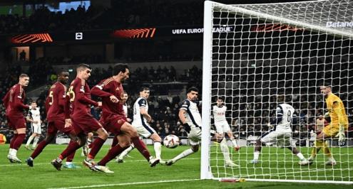 هوميلس ينقذ روما من الهزيمة أمام توتنهام في الدوري الأوروبي